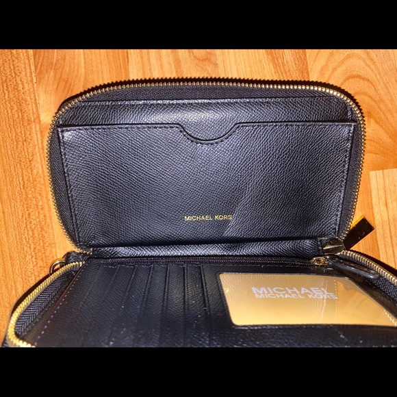 {michael kors} wristlet - Picture 3 of 5